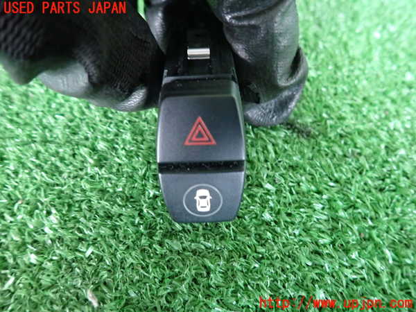 5UPJ-20796290]BMW 218d アクティブツアラー(2C20)(F45)ハザードスイッチ 中古_m0001.jpg