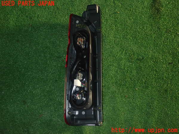 5UPJ-20851530]ハイエースバン200系(KDH206V)右テールランプ 中古_m0002.jpg