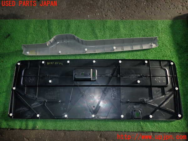 5UPJ-20851578]ハイエースバン200系(KDH206V)バックドア内張り 中古_m0002.jpg