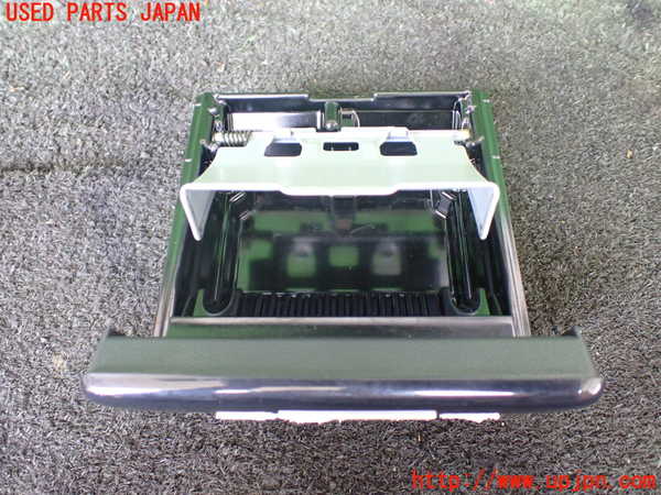 5UPJ-20957821]ハイエースバン200系(KDH201V)灰皿1 中古_m0002.jpg