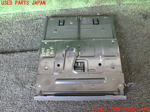 5UPJ-20957810]ハイエースバン200系(KDH201V)ドリンクホルダー 中古_m0001.jpg