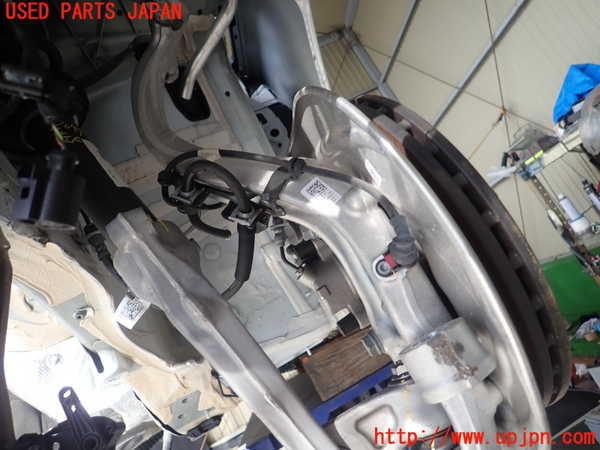 5UPJ-20994295]アウディ・A4(8WDEM)左フロントナックルハブ 中古_m0001.jpg