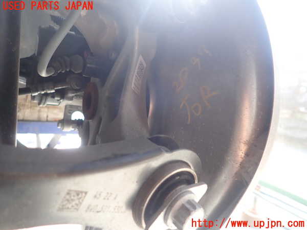 5UPJ-20994300]アウディ・A4(8WDEM)右リアナックルハブ 中古_m0001.jpg