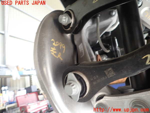 5UPJ-20994305]アウディ・A4(8WDEM)左リアナックルハブ 中古_m0001.jpg