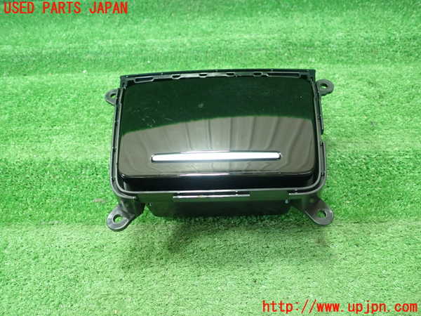 5UPJ-20997841]アウディ・A4(8WDEM)小物入れ1 中古_m0001.jpg