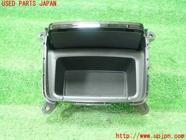 5UPJ-20997841]アウディ・A4(8WDEM)小物入れ1 中古_m0002.jpg