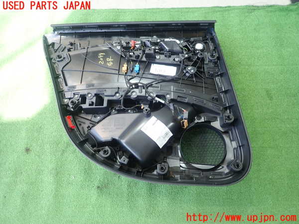 5UPJ-20991294]アウディ・A4(8WDEM)右後ドア内張り 中古_m0003.jpg