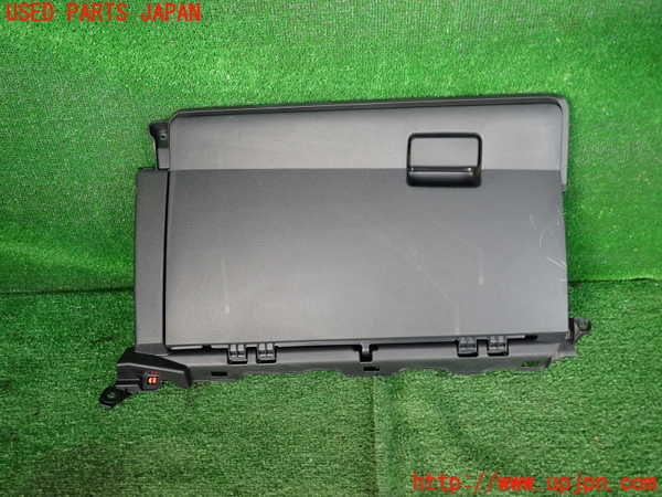 5UPJ-21027516]プリウス(ZVW60)グローブボックス1 中古_m0001.jpg