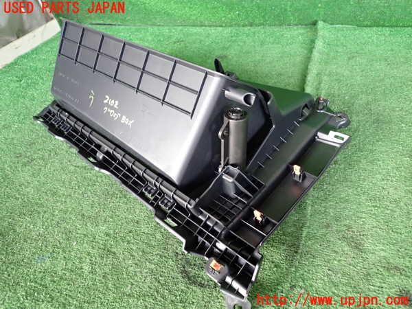 5UPJ-21027516]プリウス(ZVW60)グローブボックス1 中古_m0003.jpg