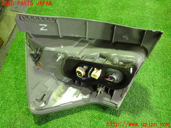2UPJ-21061530]プリウスα(ZVW41W)右テールランプ 中古 の商品