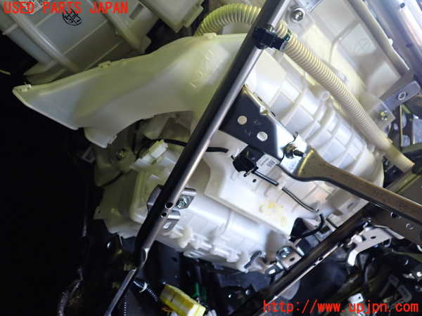 5UPJ-21066081]プリウスα(ZVW41W)エバポレーター1 中古_m0003.jpg