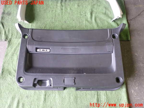 5UPJ-21221578]デリカD：5(CV1W)バックドア内張り 中古_m0003.jpg