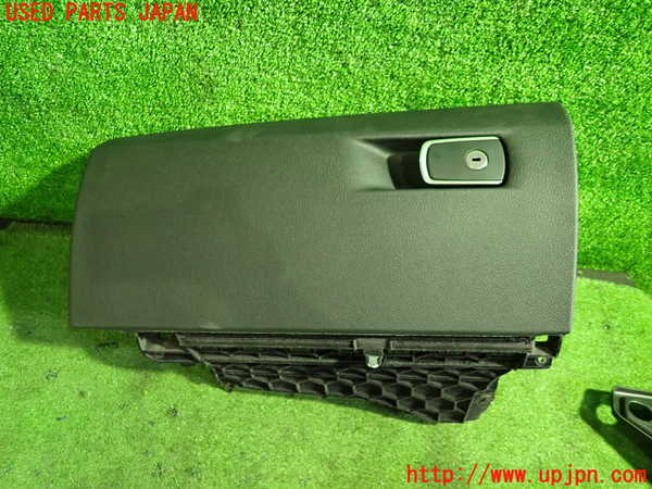 5UPJ-21237516]BMW 320i ツーリング F31(3B20)グローブボックス1 中古_m0001.jpg