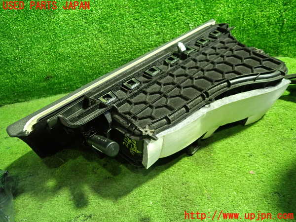 5UPJ-21237516]BMW 320i ツーリング F31(3B20)グローブボックス1 中古_m0004.jpg