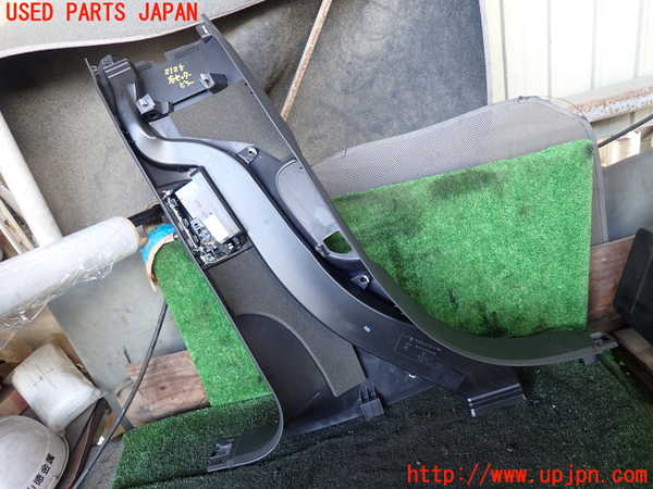 5UPJ-21257665]ポルシェ・パナメーラ GTS(970M48A)右センターピラートリム 中古_m0003.jpg