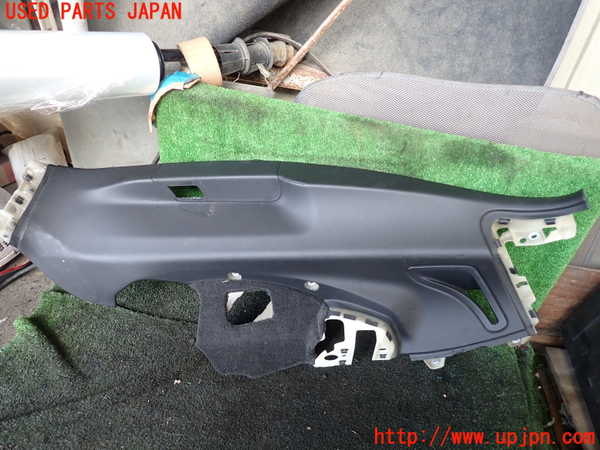 5UPJ-21257675]ポルシェ・パナメーラ GTS(970M48A)右リアピラートリム 中古_m0001.jpg