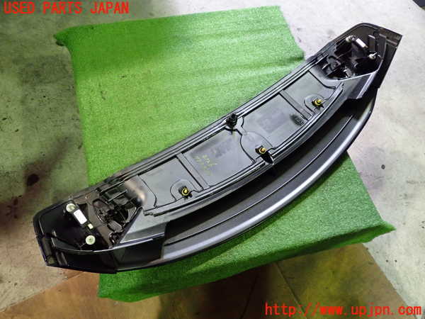 2UPJ-21261520]ジャガー・Iペイス(DH1AA)リアスポイラー 中古_m0002.jpg