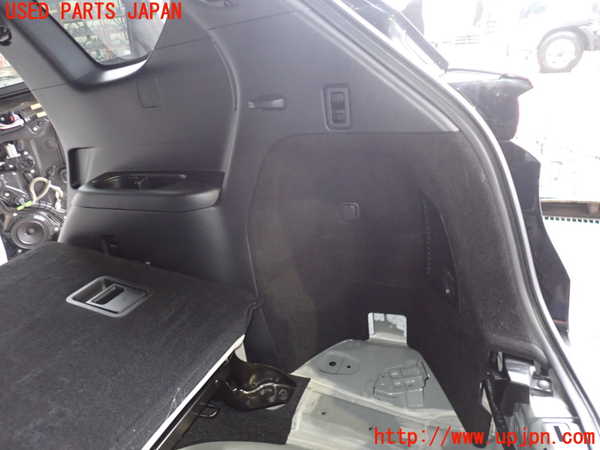 5UPJ-21287675]CX-8(KG2P)右リアピラートリム 中古_m0003.jpg
