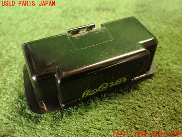 5UPJ-21337822]スカイライン クーペ(HCR32)灰皿2 中古_m0004.jpg