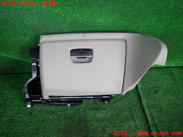 5UPJ-21347516]BMW 135i クーペ(UC35)(E82)グローブボックス1 中古_m0001.jpg
