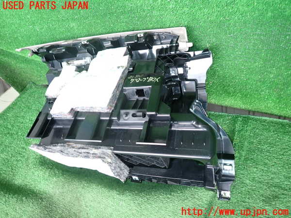 5UPJ-21347516]BMW 135i クーペ(UC35)(E82)グローブボックス1 中古_m0002.jpg