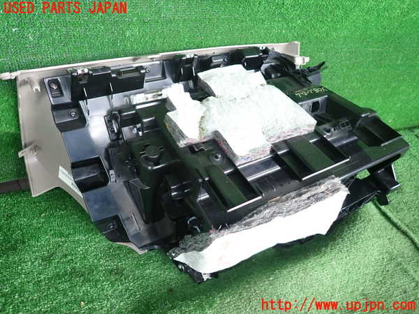 5UPJ-21347516]BMW 135i クーペ(UC35)(E82)グローブボックス1 中古_m0003.jpg