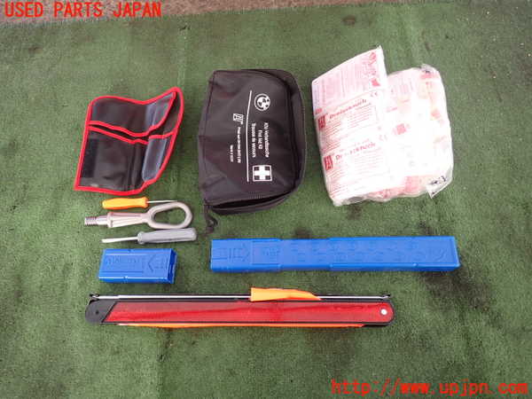 2UPJ-21347805]BMW 135i クーペ(UC35)(E82)車載工具 中古_m0002.jpg