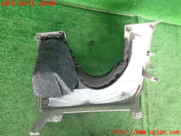 5UPJ-21347841]BMW 135i クーペ(UC35)(E82)小物入れ1 中古_m0002.jpg