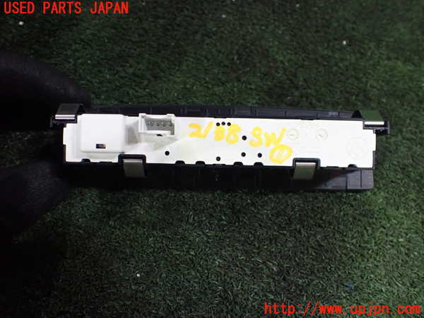 5UPJ-21386306]BMW 118d(1S20 F20)スイッチ1 (レーンキープ) 中古_m0002.jpg