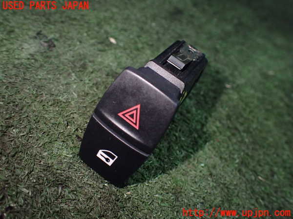 5UPJ-21386290]BMW 118d(1S20 F20)ハザードスイッチ 中古_m0001.jpg