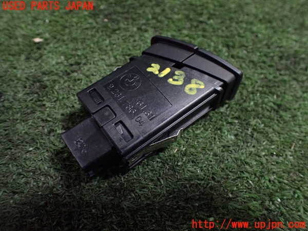 5UPJ-21386290]BMW 118d(1S20 F20)ハザードスイッチ 中古_m0002.jpg