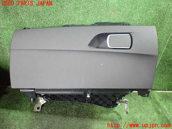 5UPJ-21387516]BMW 118d(1S20 F20)グローブボックス1 中古_m0001.jpg