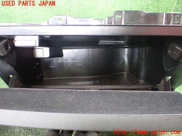 5UPJ-21387516]BMW 118d(1S20 F20)グローブボックス1 中古_m0002.jpg