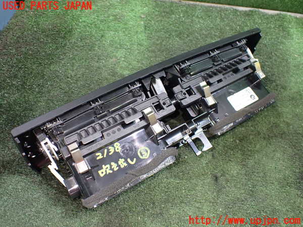 5UPJ-21387528]BMW 118d(1S20 F20)エアコン吹き出し口3 (真中) 中古_m0005.jpg