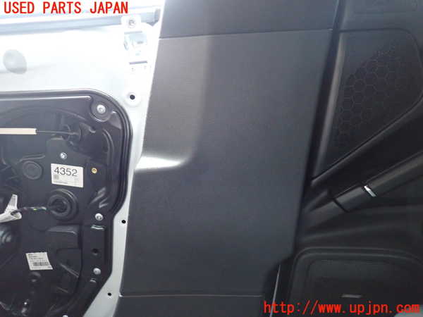 5UPJ-21397665]ポルシェ・カイエン S ハイブリッド(92ACGE)右センターピラートリム 中古_m0003.jpg