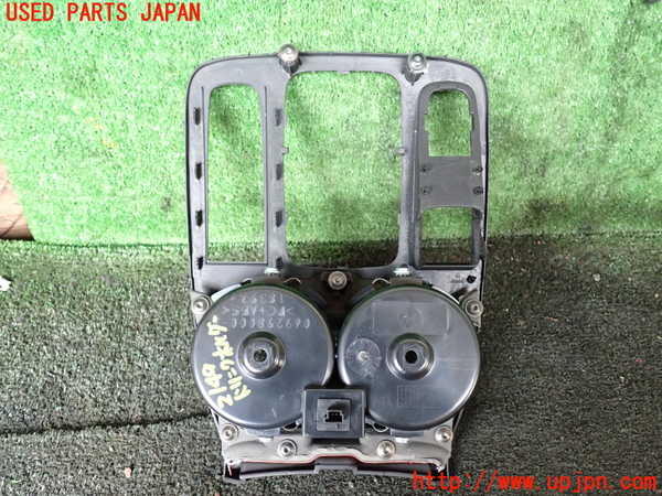 5UPJ-21497810]マセラティ・グラントゥーリズモ(MGT)ドリンクホルダー 中古_m0003.jpg