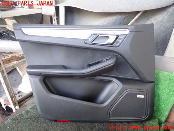 5UPJ-21501264]ポルシェ・マカン ターボ(95BCTL)左前ドア内張り 中古_m0001.jpg