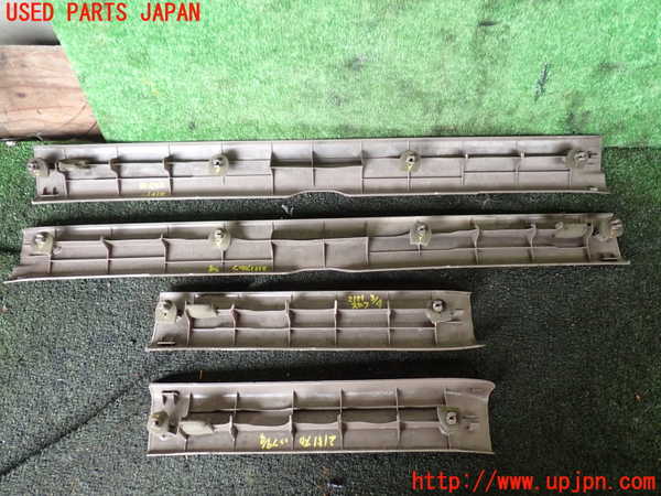 5UPJ-21517740]ハイラックスサーフ(RZN185W)スカッフプレート 中古_m0004.jpg