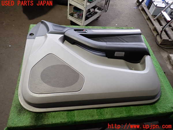 2UPJ-21581234]ハイラックスサーフ(TRN215W)右前ドア内張り 中古_m0001.jpg
