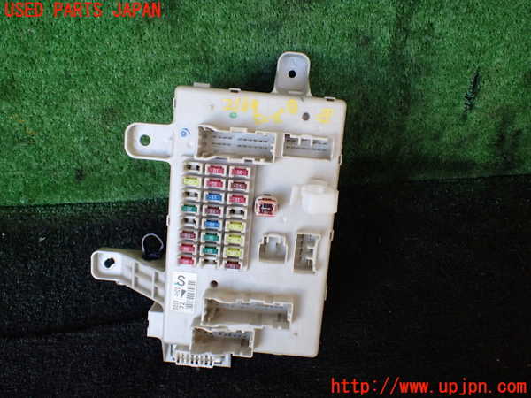 5UPJ-21696741]ハイラックスサーフ(KDN215W)ヒューズボックス1 中古_m0001.jpg