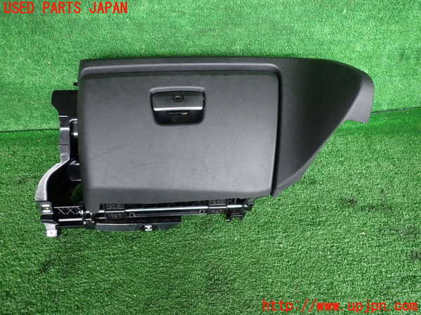 5UPJ-21807516]BMW 135i クーペ(UC35)グローブボックス1 中古 【E82】_m0001.jpg