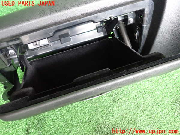 5UPJ-21807516]BMW 135i クーペ(UC35)グローブボックス1 中古 【E82】_m0002.jpg