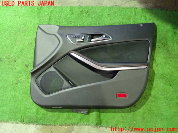 5UPJ-21851234]ベンツ CLA180 シューティングブレーク X117(117942)右前ドア内張り 中古_m0001.jpg