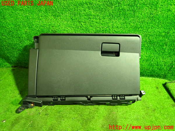 5UPJ-21967516]プリウス(ZVW60)グローブボックス1 中古_m0001.jpg