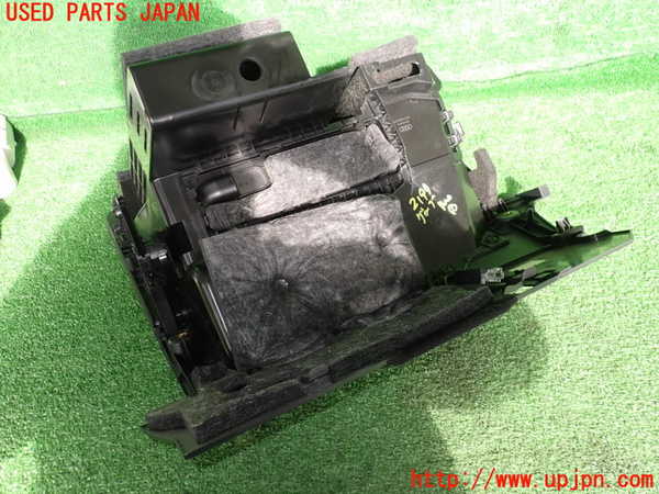 2UPJ-21997516]アウディ・TTS クーペ(FVCJXF)グローブボックス1 中古_m0004.jpg