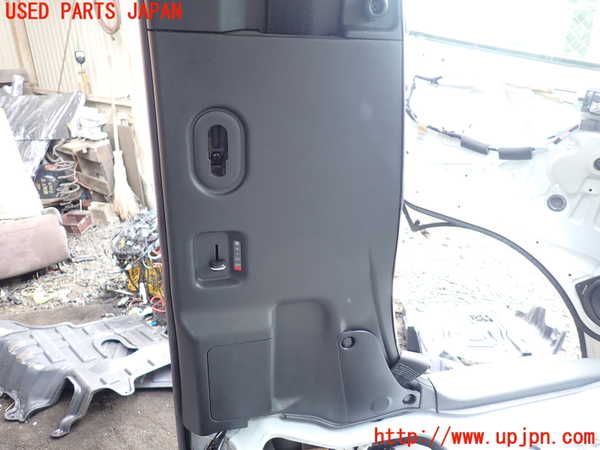 5UPJ-22037670]ハイエースバン200系(GDH206V)左センターピラートリム 中古_m0003.jpg