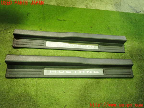 5UPJ-22067740]フォード・マスタング(05-14) V6 コンバーチブル(不明)スカッフプレート 【左ハンドル車】 中古_m0001.jpg