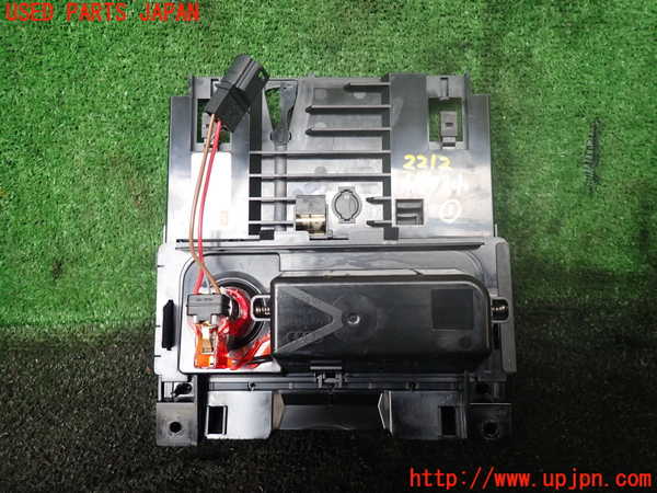 1UPJ-22127841]アウディ・A7 スポーツバック(4GCYPC)小物入れ1 中古_m0004.jpg