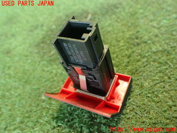 5UPJ-22276290]VW ザ･ビートル(16CBZ)ハザードスイッチ 中古_m0004.jpg