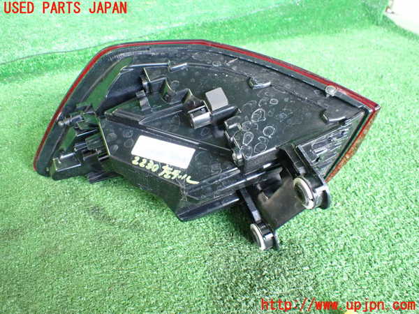 2UPJ-22301536]アウディ・A4 アバント(8WDEZ)左テールランプ 中古_m0003.jpg